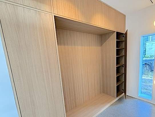 news/platsbyggd-hallgarderob-modern